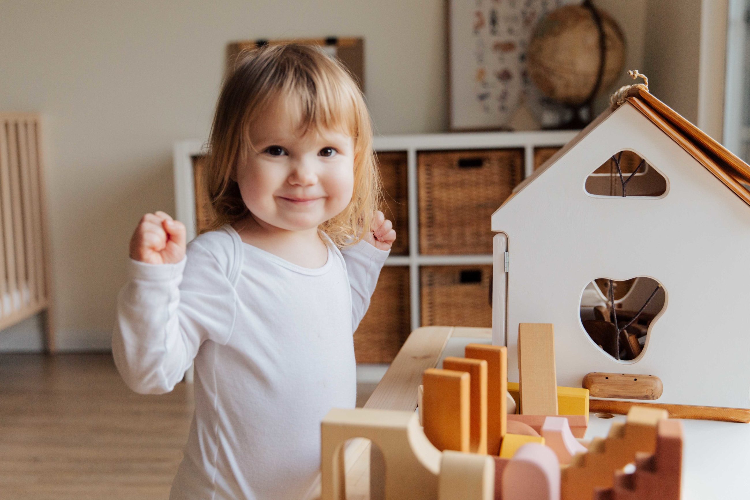 enfant qui joue dans sa chambre