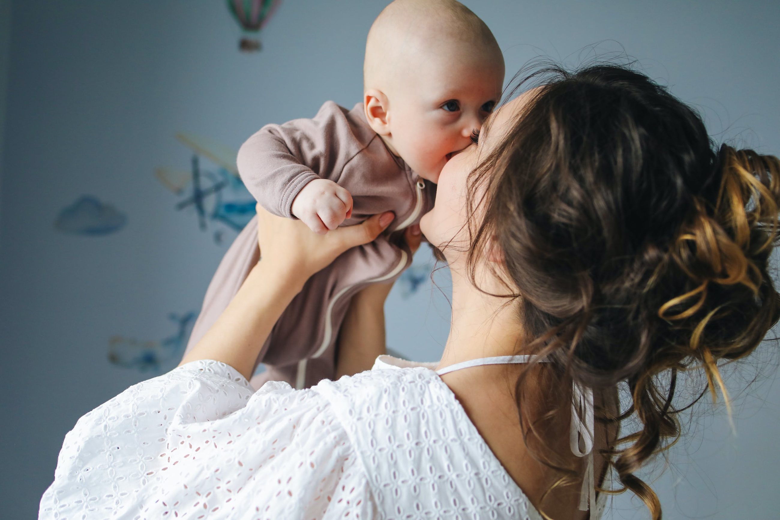 maman qui tient son bébé en l'air